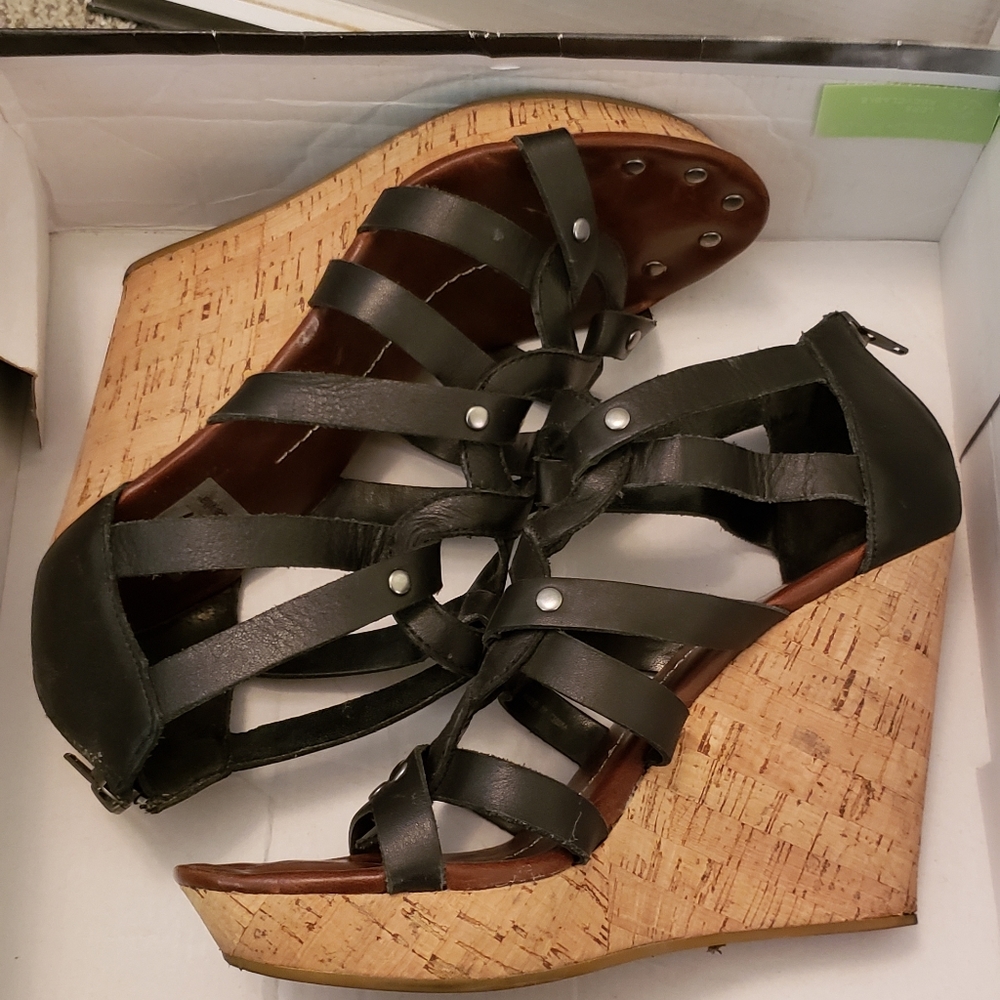 Dolce Vita strappy wedge sandal. Size 8